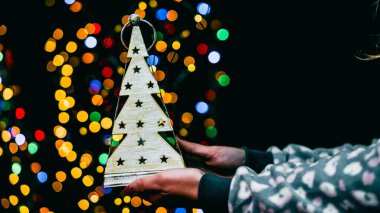 Noel süsleri. Renkli Noel ışıkları arka planı