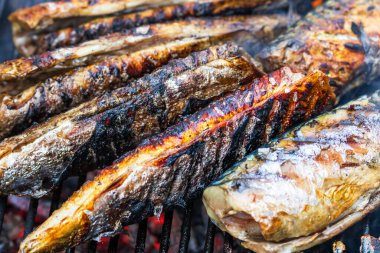 Kömür ızgarasında ızgara balık. Taze balık barbeküsü.