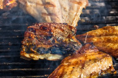 Kömür ızgarasında ızgara uskumru ve duman..