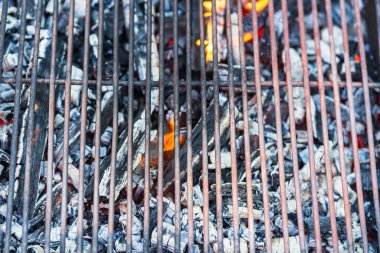 Açık ateşte yanan kömür ızgarası, seçici odaklı biftek hazırlama barbekü konseptine hazır..