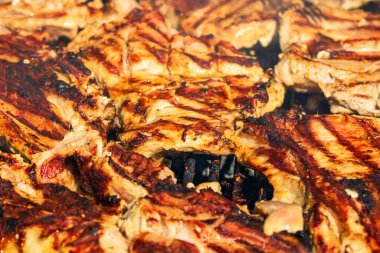 Kömür mangalında ızgara tavuk ve domuz eti. Kamp manzarası, lezzetli barbekü, yemek konsepti, ızgaradaki yemek ve ızgaradaki yemeğin ayrıntıları.