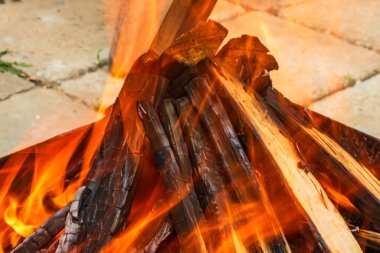 Yanan odun parçaları kömür oluşturur. Barbekü hazırlığı, pişirmeden önce ateş. Sıcak kömür çok ısıtılmış ahşaptan yapılır..