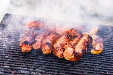 Izgarada ızgara sosis. Kömür ızgarasında nefis sosisler.