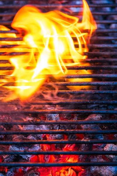 明るい炎と熱い炭バーベキューグリルを空 — ストック写真