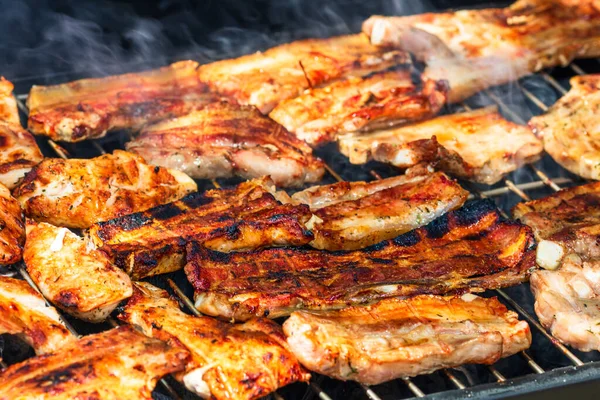 Różne Pyszne Smaczne Grillowane Mięso Warzywami Gotowane Grillu Węglowym — Zdjęcie stockowe