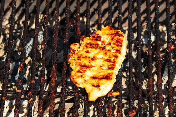 炭火焼で焼いたステーキ キャンプのトップビューおいしいバーベキュー フードコンセプト グリル上の食品やグリル上の食品の詳細 — ストック写真