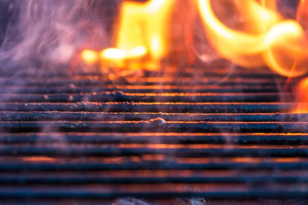 Barbecue Carbone Caldo Vuoto Con Fiamma Luminosa — Foto Stock