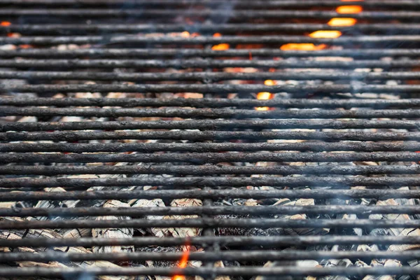 Κενό Γκριλ Κάρβουνου Ανοιχτή Φωτιά Έτοιμο Για Ψησταριά Ψησίματος Μπριζόλας — Φωτογραφία Αρχείου
