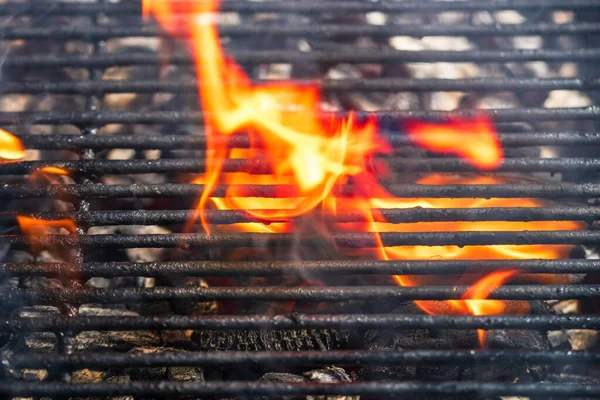 불꽃을 뜨거운 바베큐 따끈하게 밖에서 요리하는 — 스톡 사진