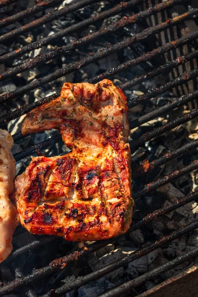 Détail Steak Porc Savoureux Sur Fond Rustique — Photo