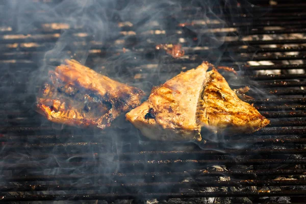 Poisson Maquereau Grillé Avec Fumée Sur Barbecue Charbon Bois — Photo
