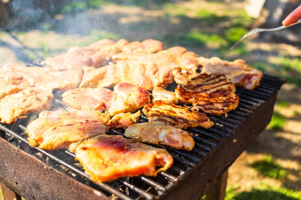 Rauwe Biefstuk Een Houtskoolbarbecue Top Uitzicht Camping Smakelijke Barbecue Food — Stockfoto