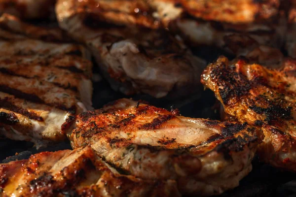 烤猪肉牛排 美味的肉蒸使烤肉架上的烹调更加紧凑 — 图库照片