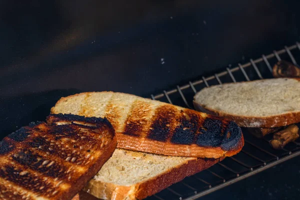 Leckeres Frisches Brot Wird Auf Holzkohlegrill Gebacken — Stockfoto