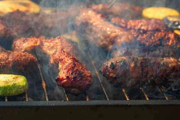 Grillen Vlees Broodjes Genaamd Mici Mititei Met Groenten Char Barbecue — Stockfoto