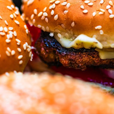 Lezzetli ev yapımı çizburger. Turşulu çizburger, domates, soğan, erimiş peynir.