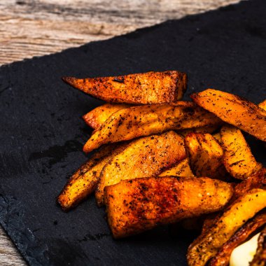 Lezzetli ev yapımı çizburger. Turşulu çizburger, domates, soğan, erimiş peynir.