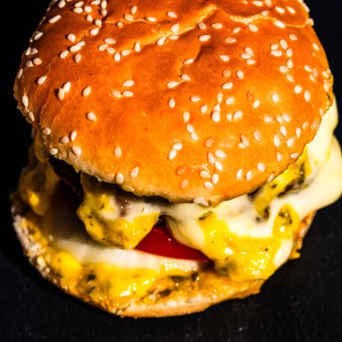 Lezzetli ev yapımı çizburger. Turşulu çizburger, domates, soğan, erimiş peynir.