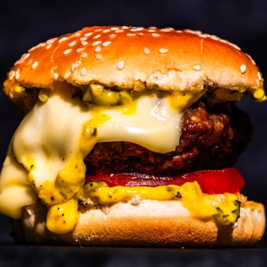 Lezzetli ev yapımı çizburger. Turşulu çizburger, domates, soğan, erimiş peynir.