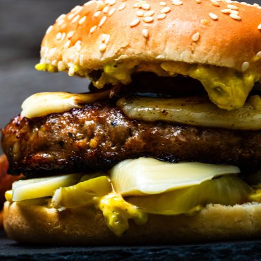 Lezzetli ev yapımı çizburger. Turşulu çizburger, domates, soğan, erimiş peynir.