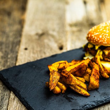 Lezzetli ev yapımı çizburger. Turşulu çizburger, domates, soğan, erimiş peynir.