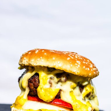 Lezzetli ev yapımı çizburger. Turşulu çizburger, domates, soğan, erimiş peynir.