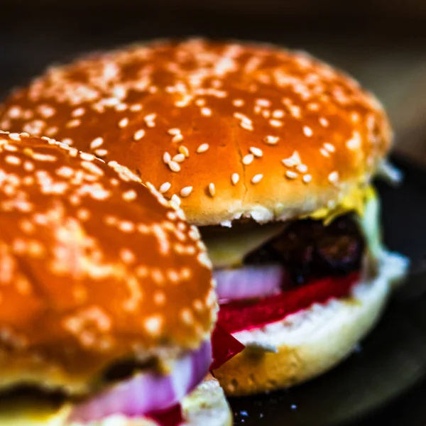 Savoureux Cheeseburger Fait Maison Burger Fromage Avec Cornichons Tomates Oignon — Photo