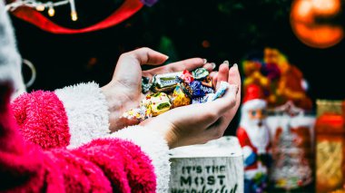 Noel süsleri. Renkli Noel ışıkları arka planı