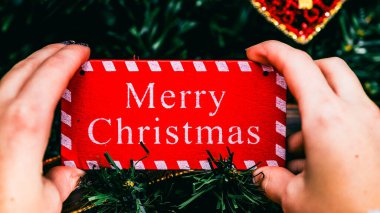 Noel süsleri. Renkli Noel ışıkları arka planı