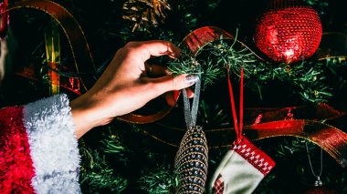 Noel süsleri. Renkli Noel ışıkları arka planı