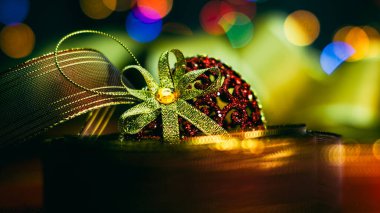 Noel süsleri. Renkli Noel ışıkları arka planı