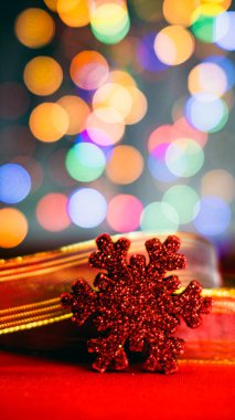 Noel süsleri. Renkli Noel ışıkları arka planı