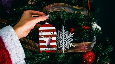 Noel süsleri. Renkli Noel ışıkları arka planı