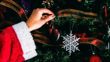 Noel süsleri. Renkli Noel ışıkları arka planı