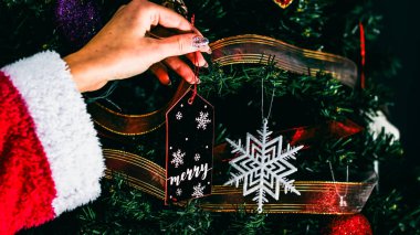 Noel süsleri. Renkli Noel ışıkları arka planı