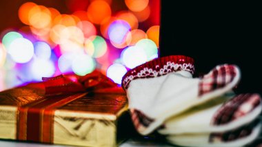 Noel süsleri. Renkli Noel ışıkları arka planı