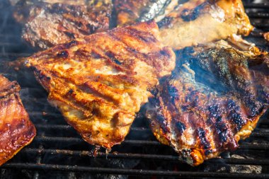 Kömür ızgarasında ızgara uskumru ve duman..