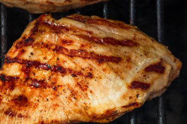 Ev yapımı tavuk, domuz bifteği ve ızgarada sosis detaylarını kapat. Barbekü, ızgara ve yemek konsepti.