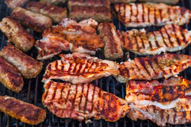 Izgarada domuz pirzolası. Bahçede mangal partisi.