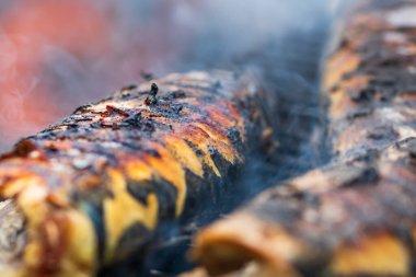 Kömür ızgarasında ızgara balık. Taze balık barbeküsü.
