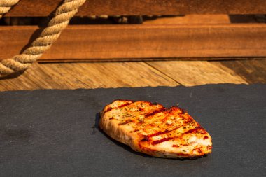 Köy arka planında leziz domuz bifteği ayrıntıları