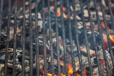 Açık ateşte yanan kömür ızgarası, seçici odaklı biftek hazırlama barbekü konseptine hazır..