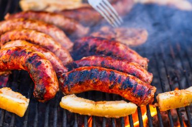 Izgara sosis ve ızgarada domuz pirzolası. Bahçede mangal partisi.