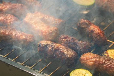 Mangalda mangalda sebzeli mici ya da mititei adında ızgara köfte. Ateşli mangal kömürü.