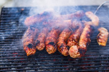 Izgarada ızgara sosis. Kömür ızgarasında nefis sosisler.