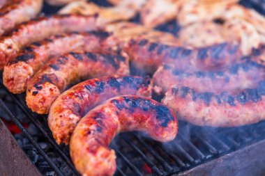 Kömür mangalında ızgara domuz eti ve sosis. Lezzetli barbekü, yemek konsepti, ızgaradaki yemek ve ızgaradaki yemeğin ayrıntıları.