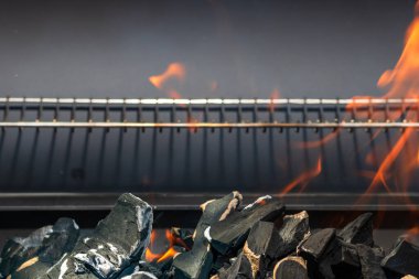 Işıl ışıl yanan ızgara ocağı. Kırmızı alevler, kömür kömürleri ve közlerle birlikte.