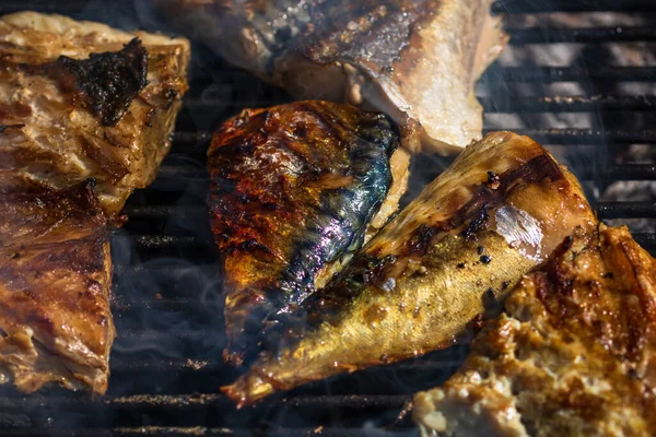 Poisson Maquereau Grillé Avec Fumée Sur Barbecue Charbon Bois — Photo