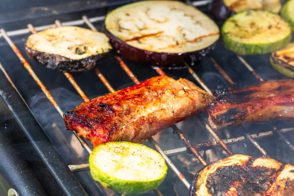 Grilling Meat Rolls Called Mici Mititei Vegetables Char Barbecue Charcoal — Stock Photo, Image