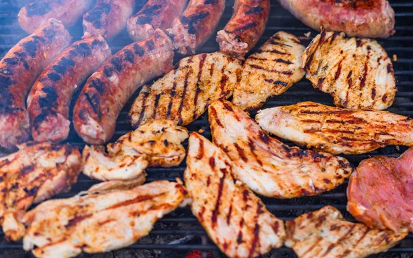 Varkensvlees Worsten Gegrild Een Houtskoolbarbecue Top Uitzicht Smakelijke Barbecue Food — Stockfoto